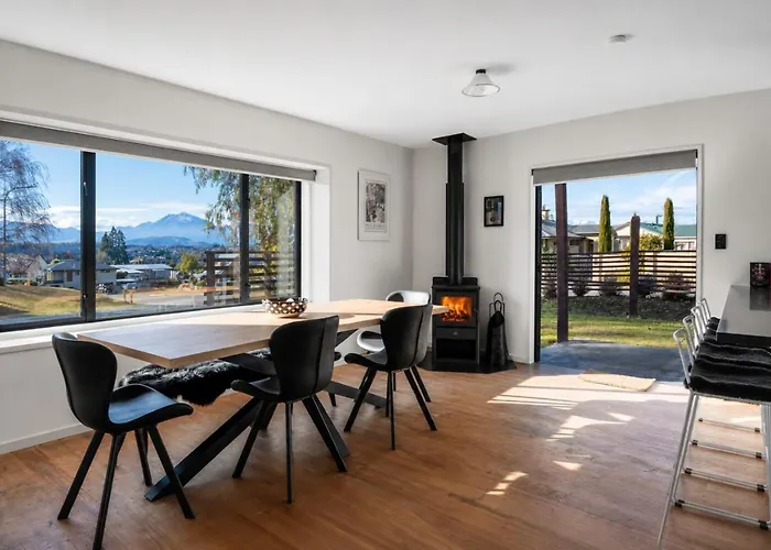 Wanaka Close To Town Modern With A Fireplace And Heat Pumps Sleeps 6