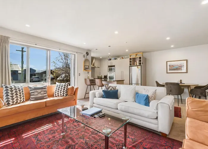 Amazing Location! Central 2 Bedroom Unit