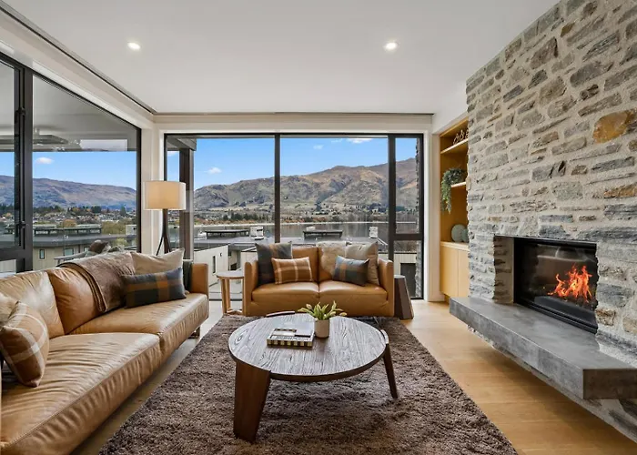 Lakeside Bliss Luxury 3 Bedroom Apartment