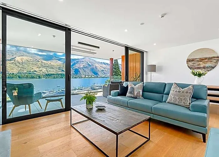 Luxurious Lakefront Penthouse Apartment