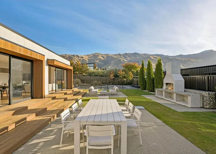 Sapphire Spring Retreat | Swimming Pool, Outdoor Fireplace!