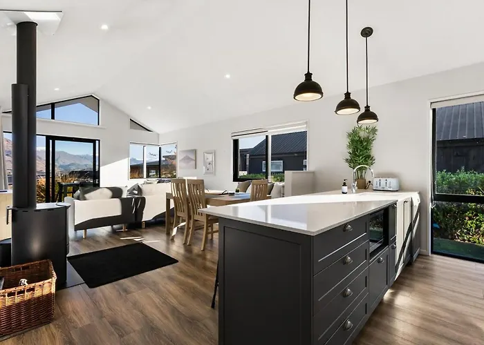 Fire, Light & Mountains - Your Wanaka Home Base