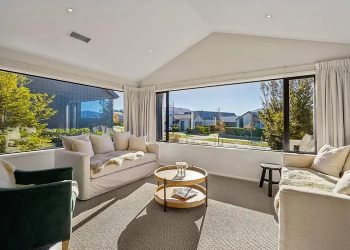 Whare Toi | Designer Stay With Mountain Views