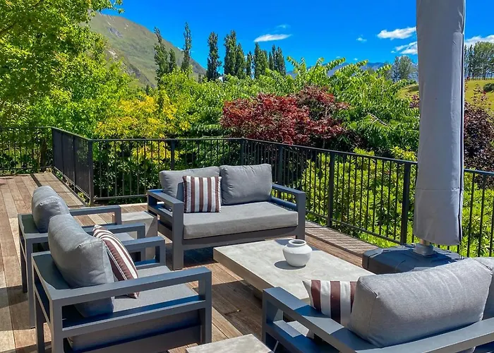 Spacious Wanaka Escape With Outdoor Living - Rippon Lea