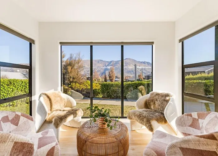 Modern Wanaka Home With Mountain Views