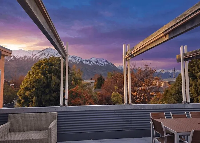 Mountain & Lake Views, Rooftop Deck, Sleeps 10 - Family Home Near Lake Wanaka
