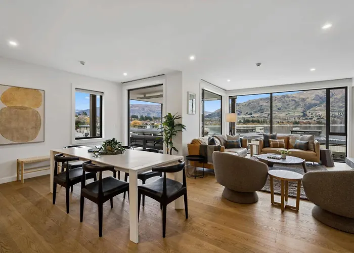 Lakeside Bliss Luxury 2 Bedroom Apartment
