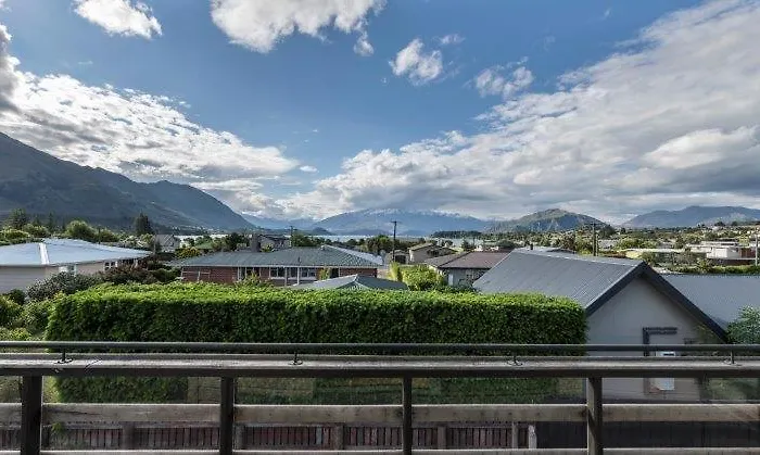 Cosy Apartment With A Lake View & Close To Town