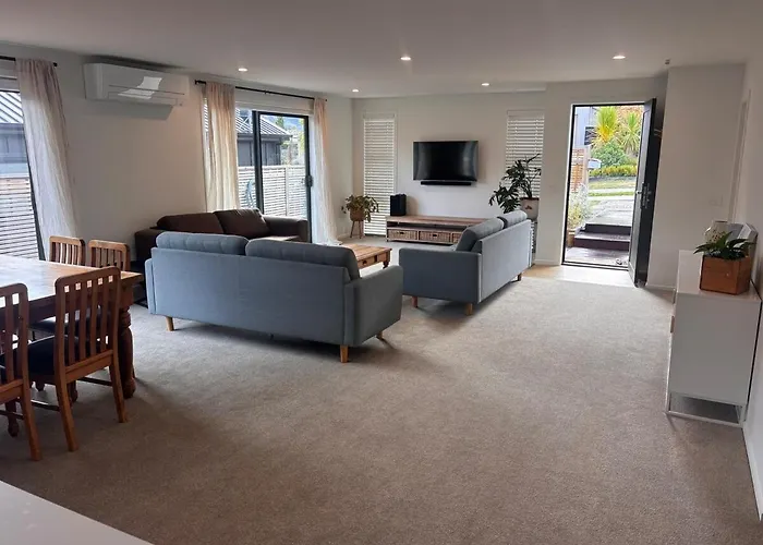 Modern 4Bd Home - Close To Town