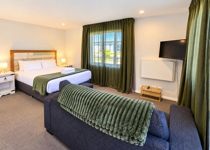 Studio Getaway | Walk To Mt Iron & Wanaka Town