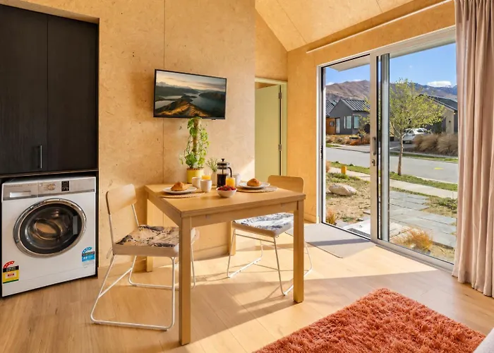 Modern 1-Bedroom Guesthouse With Roys Peak Views