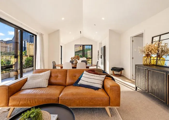 Mountain Edge | 3 Bedroom Modern Wanaka Home