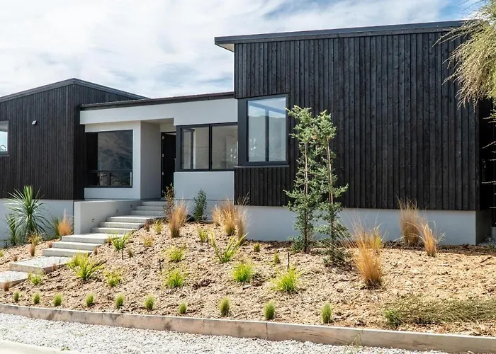 Farrant Drive - Sleeps 8 - Lake & Mountain Views - Modern & Stylish